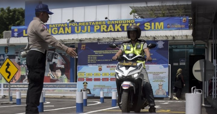 Satpas SIM Polrestabes Bandung: Petugas Langsung Pandu Peserta Ujian Praktek Secara Humanis